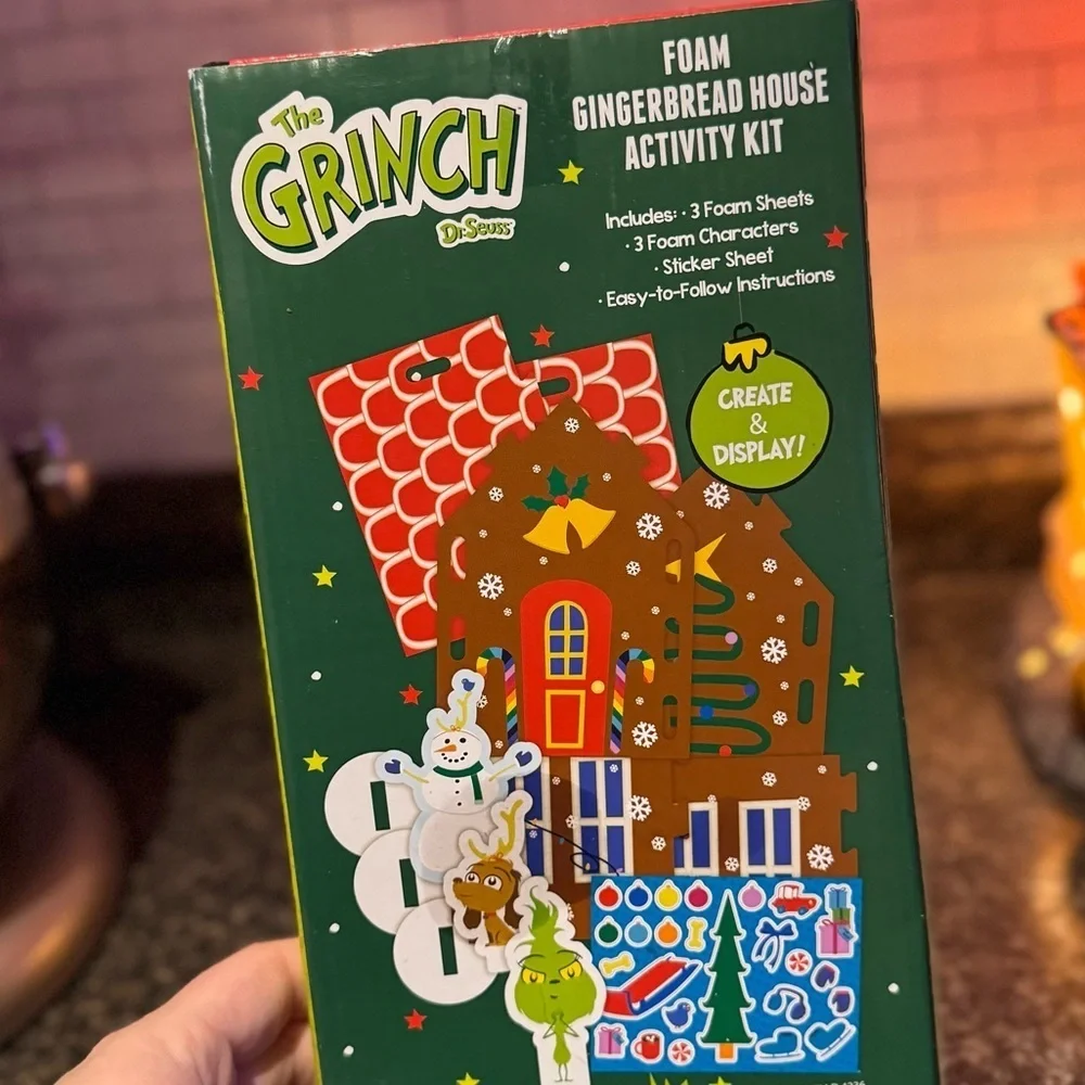 Dr. Seuss Grinch Foam Gingerbread House Kit with Red and Green Accents